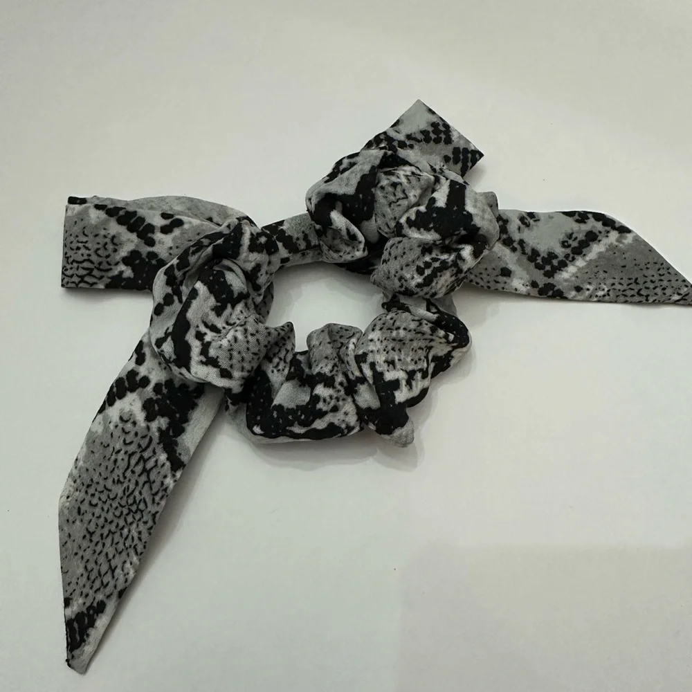 NWOT Snakeskin Bow Hair Scrunchie Black White One Size